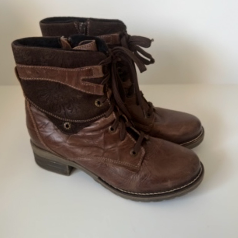 Dromedaris Women's Kara Combat Lace-up Chocolate Boots with Inside Zip